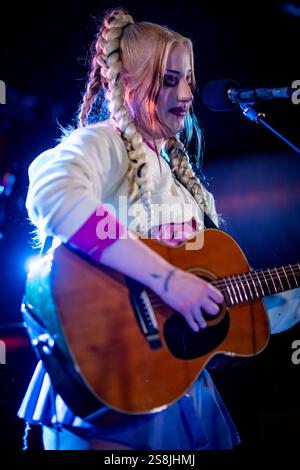 Edinburgh, Schottland. Mittwoch, 22. Januar 2025. Ausverkaufte Live-Performance von du Blonde im Mash House am Eröffnungsabend ihrer 11-tägigen UK-Tour. Du Blonde ist das Projekt von Beth Jeans Houghton, einem englischen multidisziplinären Musiker, Komponisten, Künstler, Animator und Videoregisseur. Im November 2024 veröffentlichten sie ihr viertes Album Sniff More Gritty. Stockfoto