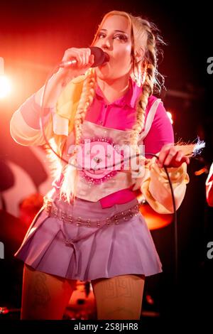 Edinburgh, Schottland. Mittwoch, 22. Januar 2025. Ausverkaufte Live-Performance von du Blonde im Mash House am Eröffnungsabend ihrer 11-tägigen UK-Tour. Du Blonde ist das Projekt von Beth Jeans Houghton, einem englischen multidisziplinären Musiker, Komponisten, Künstler, Animator und Videoregisseur. Im November 2024 veröffentlichten sie ihr viertes Album Sniff More Gritty. Stockfoto