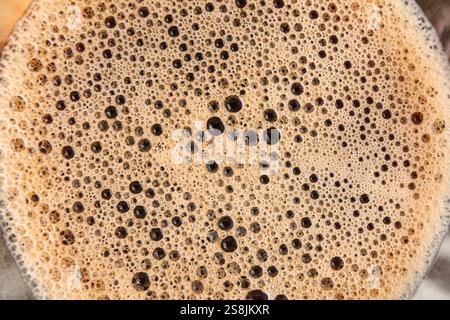 Textur von heißem Kaffee mit Schaum, Nahaufnahme Stockfoto