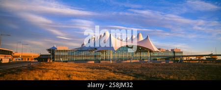 Bewölkte Himmel über einen Flughafen, der Internationale Flughafen Denver, Denver, Colorado, USA Stockfoto