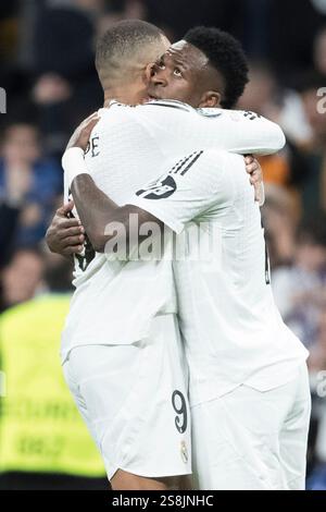 MADRID, SPANIEN - 22. Januar: Kylian Mbappe von Real Madrid und Vinicius jr von Real Madrid feiert im Santiago Bernabeu Stadion ein Tor beim Spiel der UEFA Champions League 2024/25 zwischen Real Madrid und dem FC Red Bull Salzburg. Guille Martinez/AFLO/Alamy Live News Stockfoto