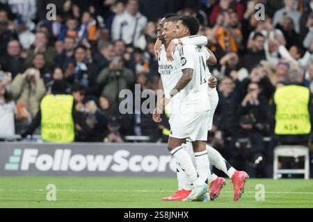 MADRID, SPANIEN - 22. Januar: Vinicius jr von Real Madrid, Kylian Mbappe von Real Madrid und Rodrygo Goes von Real Madrid feiert ein Tor beim Spiel der UEFA Champions League 2024/25 zwischen Real Madrid und dem FC Red Bull Salzburg im Santiago Bernabeu Stadion. Guille Martinez/AFLO/Alamy Live News Stockfoto
