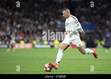 MADRID, SPANIEN - 22. Januar: Kylian Mbappe von Real Madrid im Spiel der UEFA Champions League 2024/25 zwischen Real Madrid und dem FC Red Bull Salzburg im Santiago Bernabeu Stadion. Guille Martinez/AFLO/Alamy Live News Stockfoto