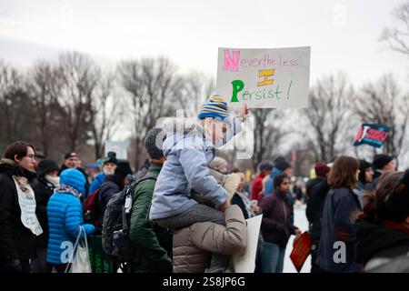 Washington, Usa. Januar 2025. Ein Mädchen hält ein Schild mit der Aufschrift „trotzdem bestehe ich auf“ während des „Volksmarsches auf Washington“. Die Demonstranten sind zwei Tage vor der Amtseinführung des Präsidenten gegen die neue Trump-Regierung. Quelle: SOPA Images Limited/Alamy Live News Stockfoto
