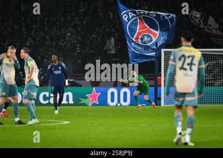 Paris, Frankreich. Januar 2025. Gianluigi Donnarumma, Torhüter von Paris Saint-Germain, feiert ein Tor beim UEFA Champions League-Spiel zwischen Paris Saint-Germain und Manchester City FC im Parc des Princes Stadium in Paris am 22. Januar 2025. Foto: Firas Abdullah/ABACAPRESS. COM Credit: Abaca Press/Alamy Live News Stockfoto