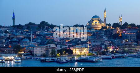 Goldenes Horn und Galata-Brücke von Karakoy Terrace, Istanbul, Türkei Stockfoto
