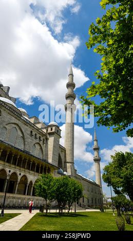 Außenansicht der Suleymaniye-Moschee, Außenhof, Istanbul, Türkei Stockfoto