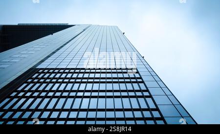 Blick auf das Umeda Sky Building von unten in Osaka Japan Stockfoto