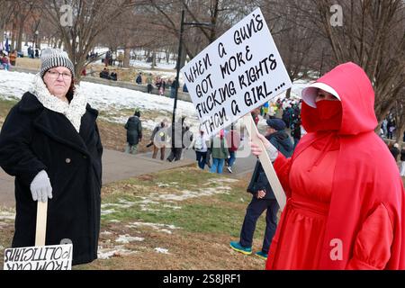 Washington, District of Columbia, USA. Januar 2025. Eine Frau hält ein Schild mit der Aufschrift „Waffen haben mehr Rechte als Mädchen“, während sich Demonstranten am Lincoln Memorial während des „Volksmarsches auf Washington“ versammeln. Die Demonstranten sind zwei Tage vor der Amtseinführung des Präsidenten gegen die neue Trump-Regierung. (Credit Image: © Jeremy Hogan/SOPA Images via ZUMA Press Wire) NUR REDAKTIONELLE VERWENDUNG! Nicht für kommerzielle ZWECKE! Stockfoto
