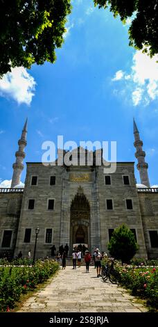 Gartenbereich führt zum Innenhof der Suleymaniye Moschee, Istanbul, Türkei Stockfoto