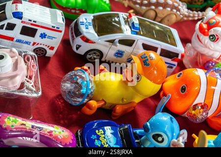 Bangkok, thailand - 25. Dezember 2024: Bunte Auswahl an Spielzeugfahrzeugen und Tieren in einem Marktstand Stockfoto