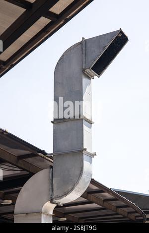 Ein Luftkanal und Lüftungssystem aus Metallblechen außerhalb einer Restaurantküche. Stockfoto