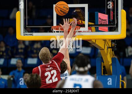 Wisconsin Badgers Forward Steven Crowl (22) kämpft gegen UCLA Bruins Forward Tyler Bilodeau (34) um einen Rückstoß während eines NCAA Basketballspiels am Dienstag, den 2. Januar 2025, im Pauley Pavilion, in Westwood, CA. besiegten die Bruins die Badgers mit 85:83. (Jon Endow/Bild des Sports) Stockfoto