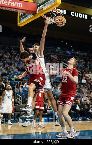 UCLA Bruins Center Aday Mara (15) stürzt sich über Wisconsin Badgers Forward Carter Gilmore (7) und Forward Steven Crowl (22) während eines NCAA-Basketballspiels am Dienstag, den 2. Januar 2025, im Pauley Pavilion. in Westwood, CA. besiegten die Bruins die Badgers mit 85:83. (Jon Endow/Bild des Sports) Stockfoto
