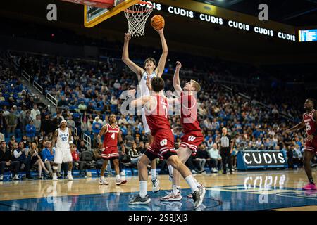 UCLA Bruins Center Aday Mara (15) stürzt sich über Wisconsin Badgers Forward Carter Gilmore (7) und Forward Steven Crowl (22) während eines NCAA-Basketballspiels am Dienstag, den 2. Januar 2025, im Pauley Pavilion. in Westwood, CA. besiegten die Bruins die Badgers mit 85:83. (Jon Endow/Bild des Sports) Stockfoto
