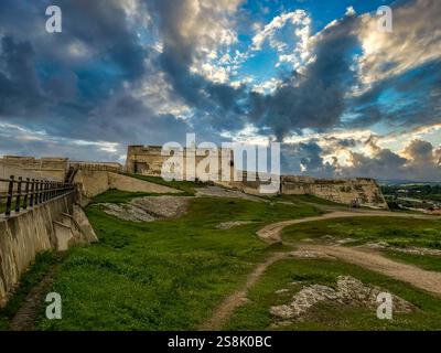 Blick auf die Festung Castro Marim Forte de São Sebastião mit dramatischem Sonnenuntergang Stockfoto