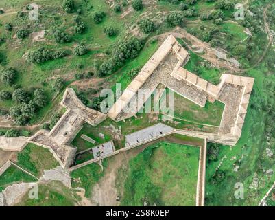 Blick aus der Vogelperspektive auf das Hornwerk der Festung Castro Marim Forte de São Sebastião mit Blick auf den Grenzfluss zwischen Portugal und Spanien Stockfoto