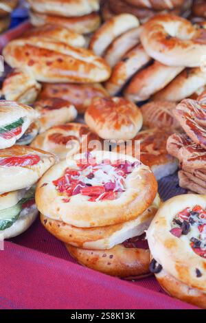 Verschiedene frisch gebackene Gebäckstücke auf einem lokalen Markt Stockfoto