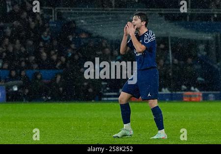 Paris, Frankreich. Januar 2025. Joao Neves aus Paris Saint-Germain reagiert auf das Fußballspiel der UEFA Champions League zwischen Paris Saint-Germain und Manchester City am 22. Januar 2025 in Paris. Quelle: Glenn Gervot/Xinhua/Alamy Live News Stockfoto