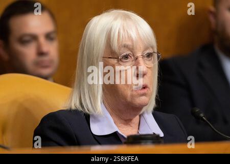 Washington DC, USA. Januar 2025. US-Senator Patty Murray (Demokrat von Washington) befragt Russell Vought, als er am Mittwoch, den 22. Januar 2025 vor dem Haushaltsausschuss des US-Senats aussagt, dass er zum Direktor, Office of Management and Budget (OMB) im Dirksen Senate Office Building auf Capitol Hill in Washington, DC ernannt wurde.Credit: Mattie Neretin/CNP /MediaPunch Credit: MediaPunch Inc/Alamy Live News Stockfoto