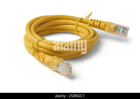 Nahaufnahme eines gelben ethernet-Kabels mit zwei rj45-Anschlüssen an beiden Enden, aufgerollt mit isoliertem weißem Hintergrund, für Kabelverbindungen im Computer Stockfoto
