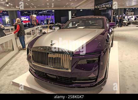 New York City, USA - 27. März 2024: Rollt Royce Spectre Luxusauto auf der New York International Auto Show, Vorderansicht Stockfoto