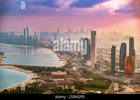 Abu Dhabi, Vereinigte Arabische Emirate, 3. Januar 2024. Luftbild der Stadt Abu Dhabi, Panorama Stockfoto