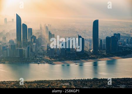Abu Dhabi, Vereinigte Arabische Emirate, 3. Januar 2024. Luftbild der Stadt Abu Dhabi, Panorama Stockfoto