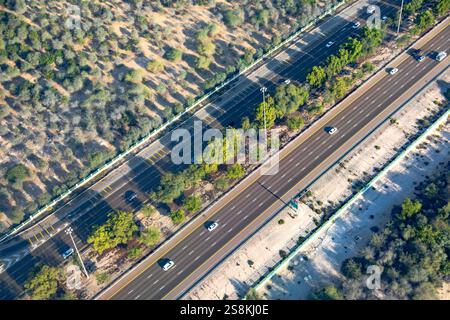 Arial Blick auf die Autobahn durch das Feld der Bäume Stockfoto