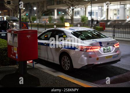 Tokio, Japan. Januar 2025. Am 16. Januar 2025 wartet ein japanisches Taxi an einem ausgewiesenen Parkplatz in Kasumigaseki, Tokio, auf Kunden. - 20250116 PD18238 Credit: APA-PictureDesk/Alamy Live News Stockfoto