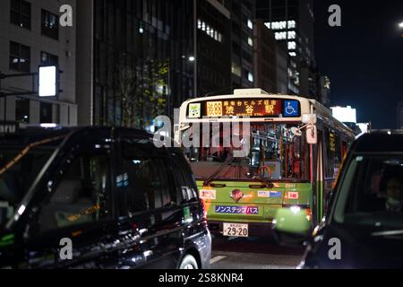 Tokio, Japan. Januar 2025. Fahrer eines Tokio City Bus wartet im Verkehr auf ein grünes Licht. Tokio, 16. Januar 2025. - 20250116 PD18239 Credit: APA-PictureDesk/Alamy Live News Stockfoto