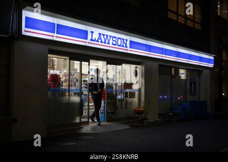 Tokio, Japan. Januar 2025. Lawson 24-Stunden-Geschäft bei Nacht in Tokio, 16. Januar 2025. - 20250116 PD18240 Credit: APA-PictureDesk/Alamy Live News Stockfoto