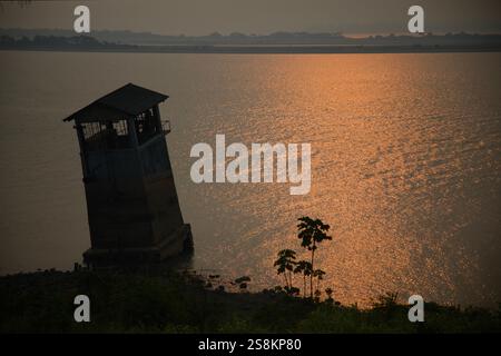 Aveiro, Para, Brasilien. November 2023. Am Fluss TapajÃ³s im Amazonasgebiet ist das Pumpsystem von FordlÃ¢ndia bei Sonnenuntergang zu sehen. Aus dem Jahr 1928 ist sie noch an die Zisterne angeschlossen, die Wasser an die Häuser in der Stadt verteilt. 1927 entschied sich der Automobilmagnat Henry Ford, eine Plantagenstadt in Brasilien mitten im Amazonas-Regenwald zu gründen, um seine Kautschukproduktion auf den amerikanischen Kontinent zu verlagern. Das Land wurde abgeholzt, um eine Stadt im Stil des Mittleren Westens zu schaffen, die von den USA überflogen wurde. Aber das Projekt scheiterte an Krankheiten, die die Gummibäume angriffen. Verlassen von den Amerikanern in Stockfoto
