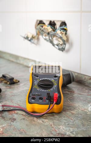 Reparatur und Reparatur defekter Steckdosen und Steckdosen mit Werkzeugen und Amperemeter Stockfoto