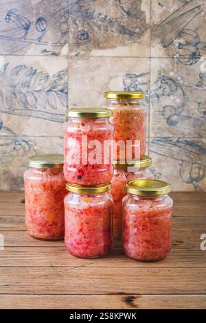 Kohlsauerkraut mit Roter Bete in Gläsern. Fermentiertes vegetarisches Lebensmittelkonzept. Stockfoto
