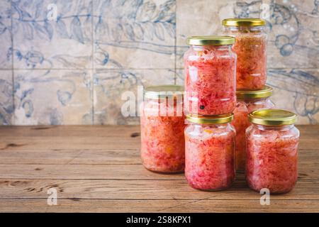 Kohlsauerkraut mit Roter Bete in Gläsern. Fermentiertes vegetarisches Lebensmittelkonzept. Stockfoto