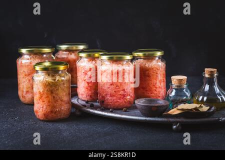 Kohlsauerkraut mit Roter Bete in Gläsern. Fermentiertes vegetarisches Lebensmittelkonzept. Stockfoto