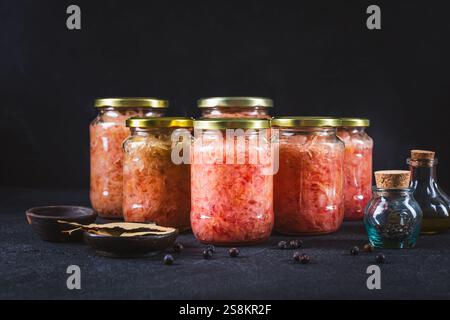Kohlsauerkraut mit Roter Bete in Gläsern. Fermentiertes vegetarisches Lebensmittelkonzept. Stockfoto