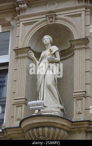 Fassade eines alten, wunderschönen historischen Apartmenthauses in Wiesbaden Stockfoto