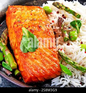 Gebackener Lachs mit Reis und Spargel. Mediterranes Ernährungskonzept. Stockfoto