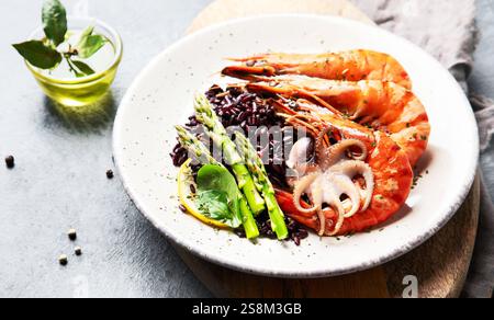 Garnelen mit braunem Reis. Gesunde Ernährung Stockfoto