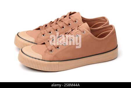 Ein Paar braune Canvas-Sportschuhe isoliert auf weiß Stockfoto