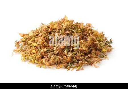 Haufen von getrocknetem Hypericum-Kraut isoliert auf weiß Stockfoto