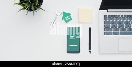Immobilienmakler arbeiten Desktop mit Smartphone, Laptop, Hausschlüsseln und Bürobedarf: Immobilien- und Wohnkonzept, Kopierraum Stockfoto