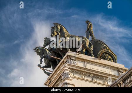 Bronze-Quadriga-Wagen, gezeichnet von Pferden auf dem Dach des Banco Bilbao Vizcaya-Gebäudes in Madrid, Gemeinde Madrid, Spanien Stockfoto