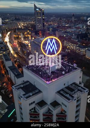 Leipzig, Deutschland. Januar 2025. Das Doppel-M der Leipziger Messe dreht sich morgens auf dem Wolkenkratzer Wintergarten, mit der Leipziger Innenstadt im Hintergrund. (Luftaufnahme mit Drohne) Credit: Jan Woitas/dpa/Alamy Live News Stockfoto