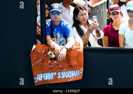 Melbourne, Australien. Januar 2025. Tennis, Grand Slam - Australian Open. Fans von Alexander Zverev stehen auf dem Trainingsplatz. Frank Molter/dpa/Alamy Live News Stockfoto