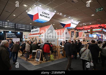 Berlin, Deutschland. Januar 2025. Tschechischer Stand auf der Lebensmittel- und Landwirtschaftsmesse Grune Woche in Berlin, Deutschland, 22. Januar 2025. Tschechen bieten Bier, Meerrettich, aber auch Insektenspezialitäten an. Quelle: Jaromir Mrhal/CTK Photo/Alamy Live News Stockfoto