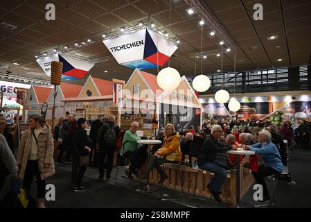 Berlin, Deutschland. Januar 2025. Tschechischer Stand auf der Lebensmittel- und Landwirtschaftsmesse Grune Woche in Berlin, Deutschland, 22. Januar 2025. Tschechen bieten Bier, Meerrettich, aber auch Insektenspezialitäten an. Quelle: Jaromir Mrhal/CTK Photo/Alamy Live News Stockfoto
