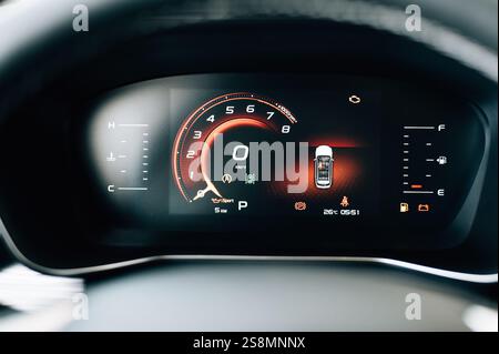 Tachometer in einem neuen Auto. Hochwertige Fotos Stockfoto